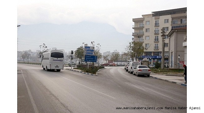Şehir merkezindeki trafik levhaları yenileniyor
