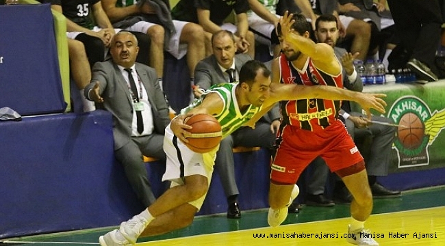 Akhisarlı devler evinde 2 sayı farkla kazandı