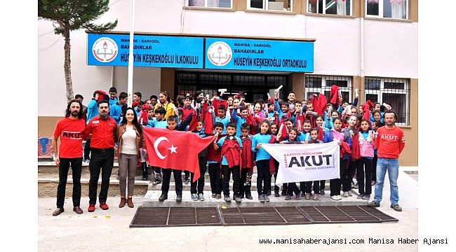 AKUT okullarda deprem semineri veriyor
