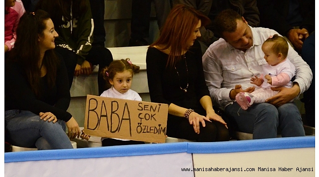 Asker babaya tribünden pankartlı selam