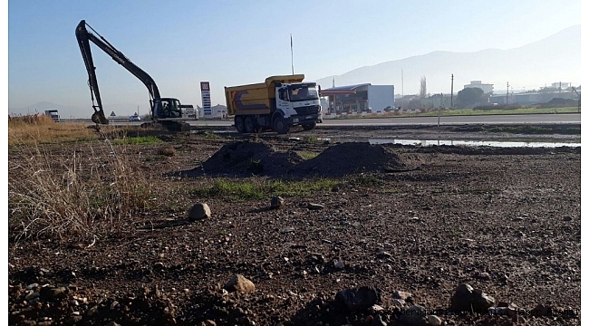 Avdan'ın dere yatağı yabancı maddelerden temizleniyor