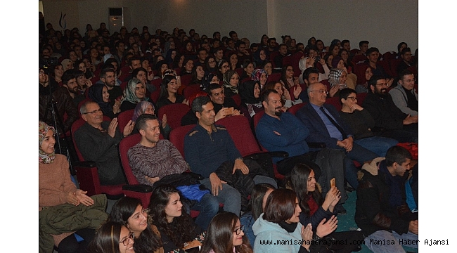 Demirci'de Eğitim Fakültesi öğrencilerinden tiyatro gösterisi