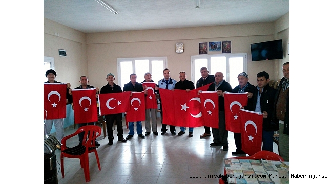 Manisa'da iki mahallenin Türk Bayrakları yenilendi