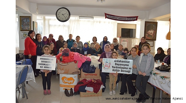 Manisa'daki Ardahanlılar'dan memleketlerine giyim ve kırtasiye desteği