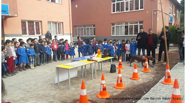 Öğrenciler narkotik köpeği 'Vicdan'ı çok sevdi