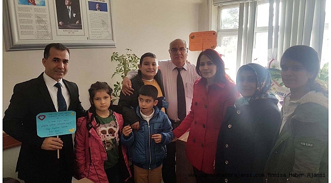 Özel öğrenciler protokole pankart hediye etti