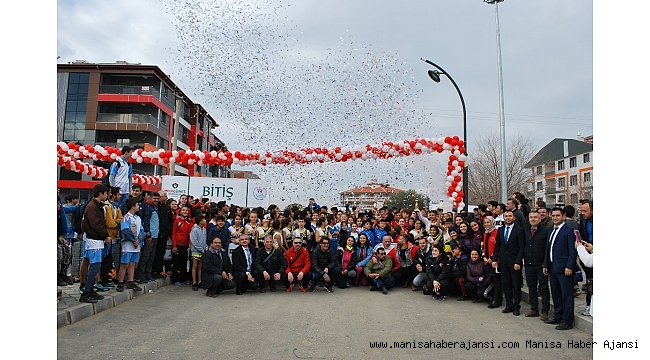 Salihli ve Sarıgöl'de öğrenciler Atatürk için koştu