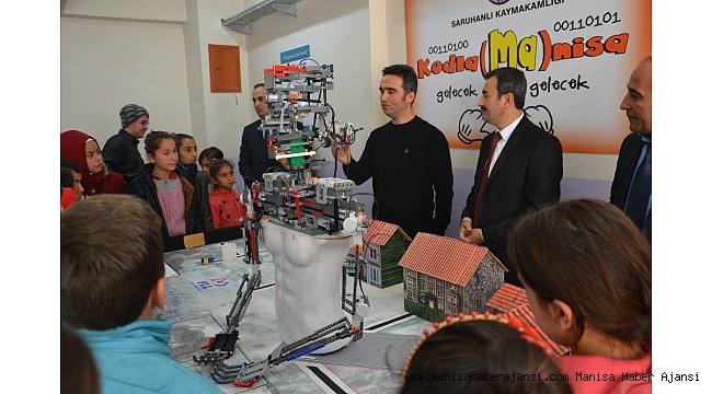 Saruhanlı'da öğrenciler robotik çalışmaları inceledi