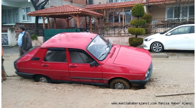 Selendi'de yol çöktü, otomobil çukura düştü