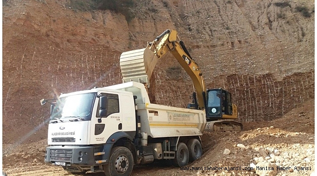 Alaşehir Belediyesi yol çalışmalarına devam ediyor