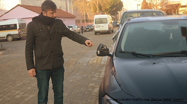 Araçların dikiz aynalarını kırdılar