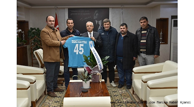 Başkan Kayda'ya formalarını hediye ettiler
