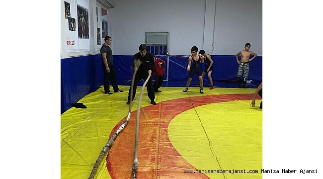 İl Müdürü Öztürk güreşçilerle antrenman yaptı