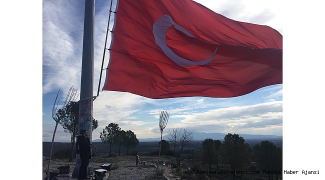 Kepenekli'de yıpranan Türk bayrağı yenilendi
