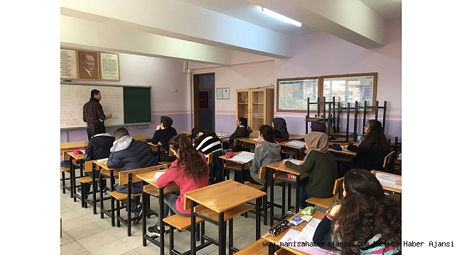 Kula'da öğrenciler yarıyıl tatilinde derslerini pekiştiriyor