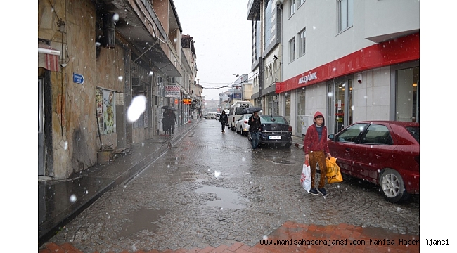 Kula'ya yılın ilk karı yağdı
