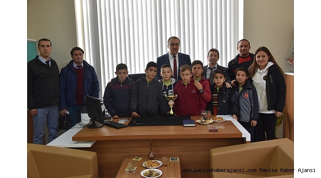 Kupa sevinçlerini Başkan Karaçoban'la paylaştılar