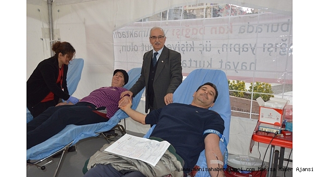 Lübnanlı çift el ele tutuşup kan bağışında bulundu