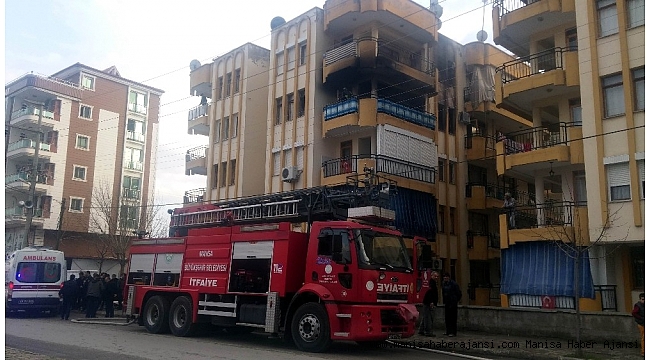 Manisa'da ev yangını korkuttu: 3 kişi dumandan etkilendi