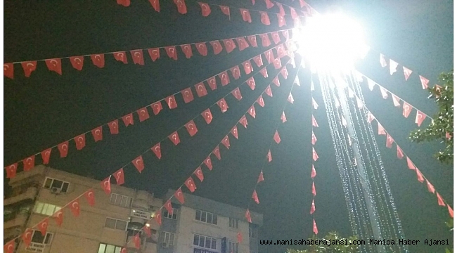 Manisa'da şehir merkezindeki bayraklar yenilendi