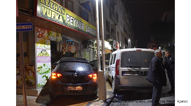 Polis otosuyla çarpışan araç şarküteriye girdi
