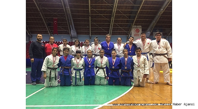 Salihlili judoculardan madalya yağmuru