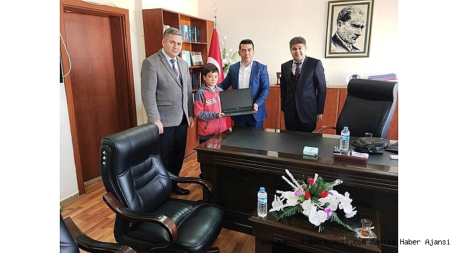 Sarıgöl Kaymakamından başarılı öğrenciye dizüstü bilgisayar