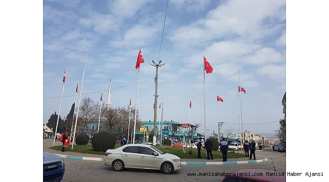 Gölmarmara'daki Türk bayrakları yenilendi