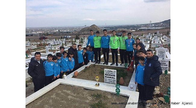 Kazandıkları kupayı vefat eden arkadaşlarının mezarına götürdüler