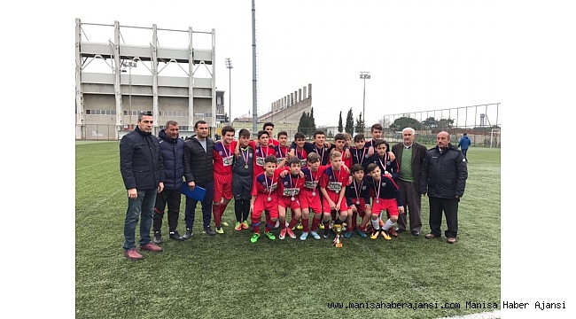 Maç öncesinde kupa ve madalyalarını aldılar