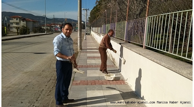 Okul müdürü okulun bahçe duvarını boyadı