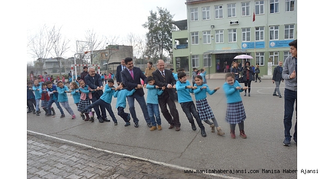 Protokol ve öğrenciler halat çekerek eğlendi