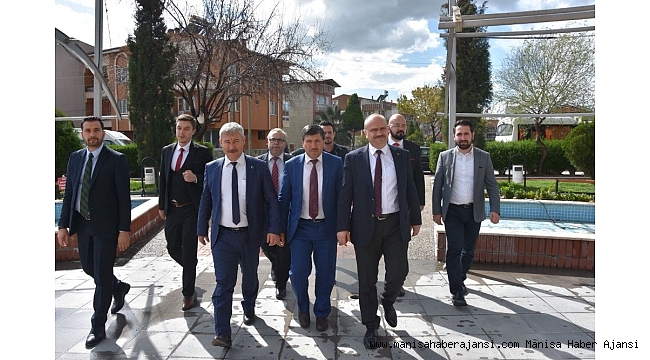 AK Parti'li Mersinli Saruhanlı'da kapı kapı dolaştı