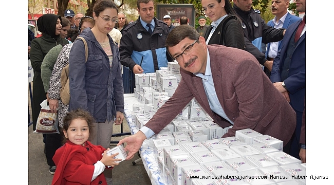 Başkan Çelik vatandaşlara kandil simidi dağıttı