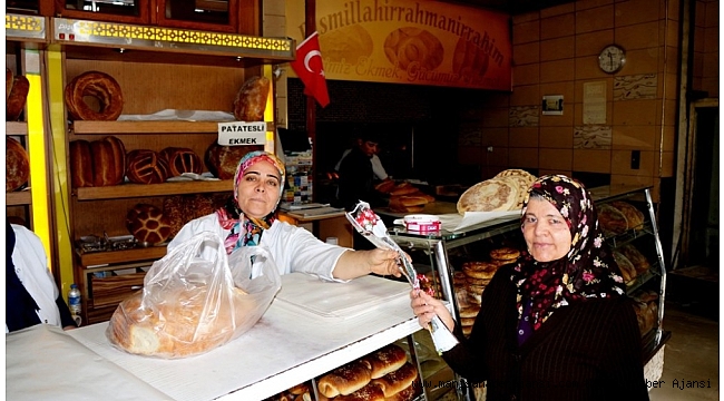 Fırıncı esnafından kadın müşterilerine karanfil