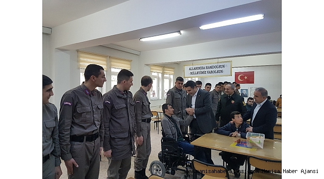 Gördesli engellilerden Mehmetçik'e destek ziyareti