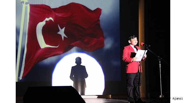 İstiklal Marşı'nın son iki mısrasını bütün salon ayağa kalkıp okudu