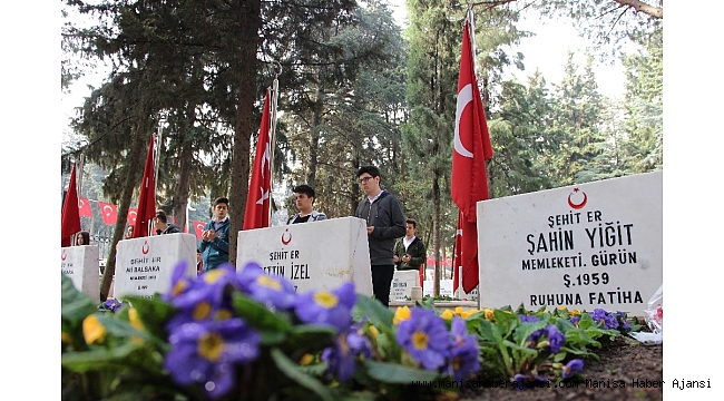 Lise öğrencileri şehitliği ziyaret edip, şehit annesinin elini öptü