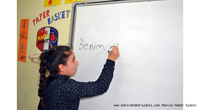 Manisa'daki Suriyeli çocuklar, Türkçe öğreniyor