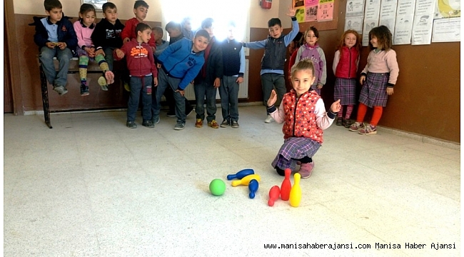 Öğrenciler bowling oynayarak matematik öğreniyor