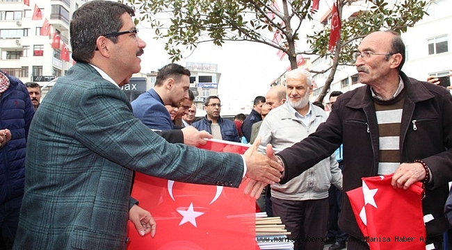 Şehzadeler Belediyesi 18 Mart Şehitler Günü dolaysıyla Mehter eşliğinde bayrak dağıtıp şehitleri andılar