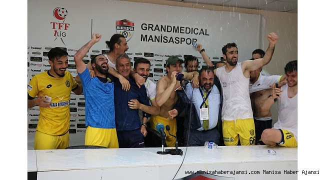 Ankaragücü futbolcularından basın toplantısında sulu kutlama