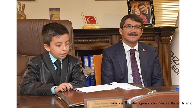 Başkan Çelik koltuğunu minik Arda'ya devretti