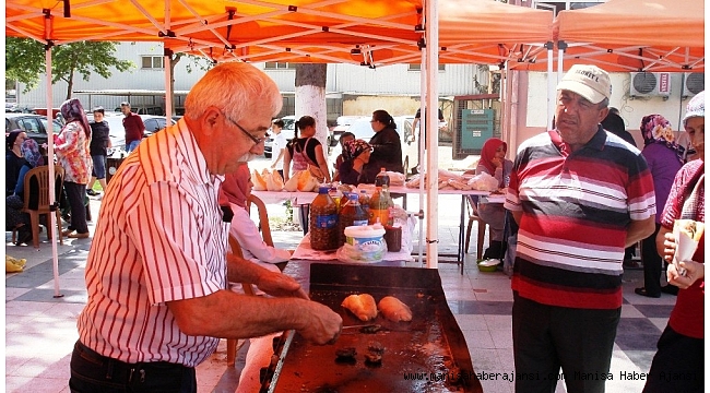 Emekli olduğu okulun kermesine köfte yaparak destek verdi