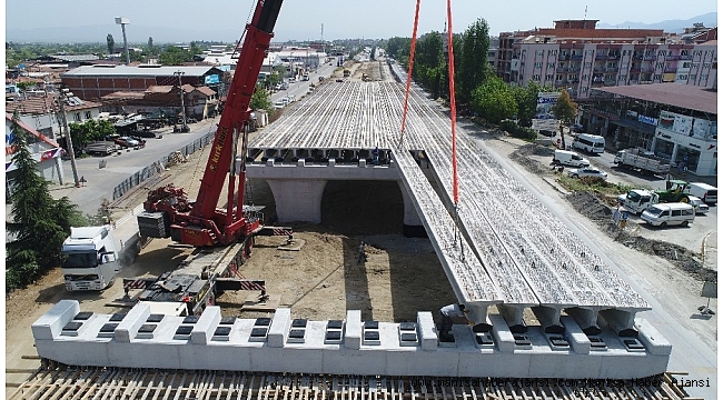 Köprülü kavşağın köprü kirişleri yerleştiriliyor