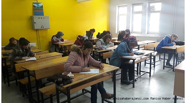 Kula'da veliler sınavda ter döktü