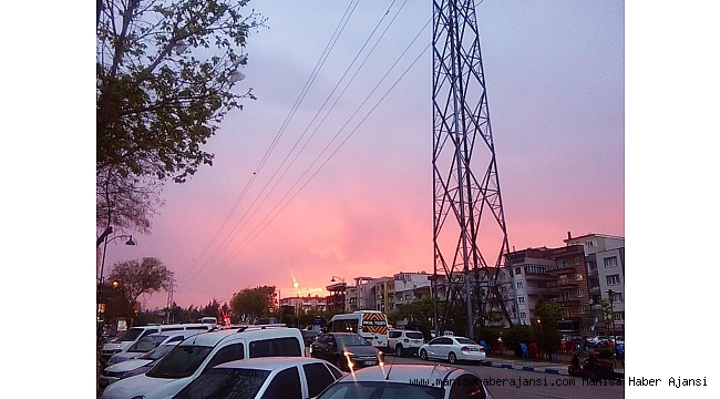 Manisa'da gökyüzü kızıla boyandı
