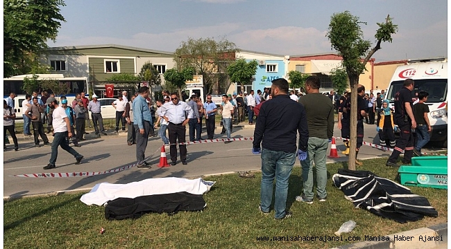 Manisa'da otomobil işçilere çarptı: 3 ölü