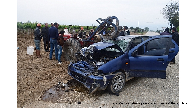 Manisa'da otomobil traktöre çarptı: 6 yaralı