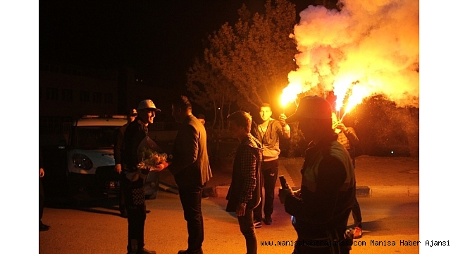 Manisa'da polislere meşaleli kutlama